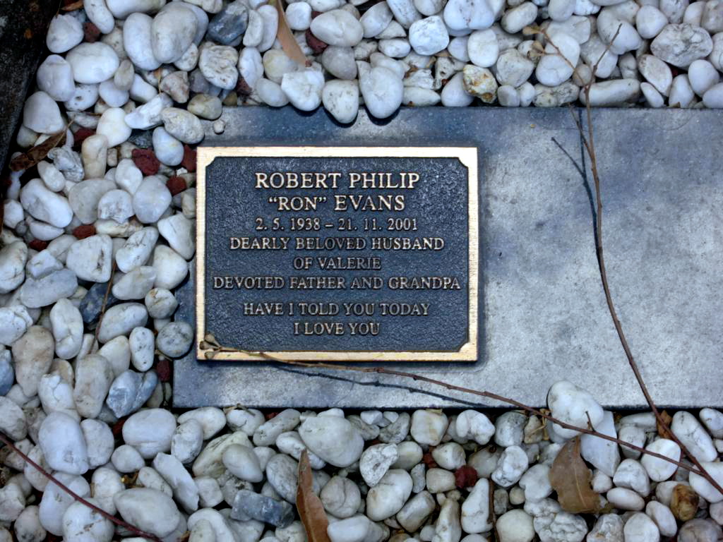 http://www.heavenaddress.com/restingplace/robert-philip-evans/10310