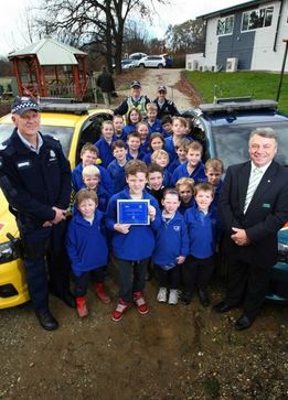 http://www.bordermail.com.au/story/1643056/ann-brimblecombes-students-teach-police-a-thing-or-too/ Winners are grinners: Sgt Michael Connors and WAW Credit Unions Peter Challis gave Wooragee pupils their prize yesterday. Picture: MATTHEW SMITHWICK