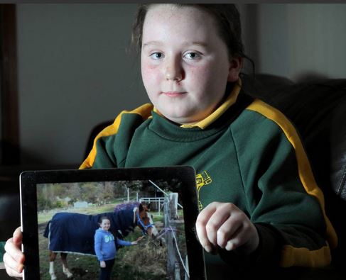 Ella Seccull, 10, holds a picture of her with Raghtoo. Picture: TARA ASHWORTH