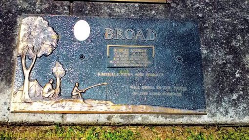 https://austcemindex.com/inscription?id=15906984 INSCRIPTION: BROAD Robert Andrew 25.3.1948 - 24.9.2005 Loved by Elizabeth The love of his life Much loved Pa. Devoted & Loving Father of Rachelle, Fiona & Felicity Will Dwell in the house of the Lord forever
