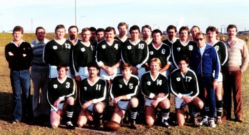 WOLLONGONG DISTRICT POLICE RUGBY LEAGUE FOOTBALL TEAM - 1981 REAR: L - R: ALLAN PIRIE, JOHN HITCHCOCK, KEVIN VERDON, BOB LONGUE, BARRY ODMARK, PAT CARNEY, KEITH CALDWELL, GRAHAM THOMPSETT, TERY O'BRIEN, TONY CHAPLIN, PETER CARTER, KEN JEFFREY, NEIL PARSONS, PHIL RUSSELL, GAL CLEARY (COACH), DON JONES (TRAINER), RON JACKSON, STEVE FROST (SECRETARY) FRONT: L - R: BOB LEWIS, GRAHAM KING, STEVE BYRNES, DAVE ROUTLEDGE, STEVE TIER