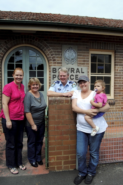 https://www.southernhighlandnews.com.au/story/1070377/officer-fights-against-cancer/ Tracey Bailey, Jill Linford, Dareen Farr and Renee and Emma Longford catch up at Bowral Police Station last week.Photo by Ben McClellan