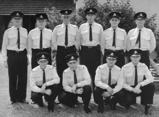 Class 086 - Redfern Police Academy - Secondary Training. Here is a photo from <strong>1962</strong>, us poor lot going to Redfern Police Academy after probation finished.<br /> Names I can remember, John <strong>McInerney </strong># 9937, <a href="https://police.freom.com/warren-john-mckinnon/" target="_blank" rel="noopener noreferrer">Warren <strong>McKINNON</strong></a> # 9971, Ron <strong>Bloxham</strong> # 9894, <a href="https://police.freom.com/warwick-edmund-tom-hensley/" target="_blank" rel="noopener noreferrer">Warwick <strong>Hensley </strong></a># 9963, E.B. Russell <strong>Cox # 9927</strong>, Cec <strong>Shears </strong># 9876, <strong>Kneeling down</strong> are <a href="https://police.freom.com/anthony-john-lannan/" target="_blank" rel="noopener noreferrer">Tony <strong>Lannan </strong></a># 9896, Floyd <strong>Ballard </strong># 9912, Kevin <strong>Wales </strong># 9910, R. <strong>Northcott</strong> # 9948.<br /> First class to get the 'new' summer uniform.
