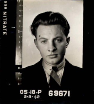 https://recordsearch.naa.gov.au/SearchNRetrieve/Interface/ViewImage.aspx?B=4605254 Walter Keith TUCHIN - Enlistment photo - 2 September 1942