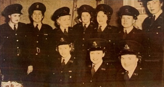 Standing ( L - R ) ?, ?, ?, ?, ?, ?, ? Seated: ( L - R ) ?, Yvonne ROBERTSON, ?