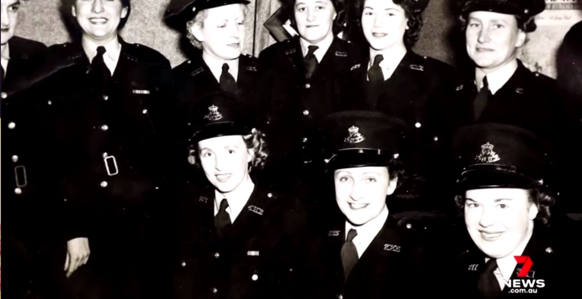 Standing ( L - R ) ?, ?, ?, ?, ?, ?, ? Seated: ( L - R ) ?, Yvonne ROBERTSON, ?